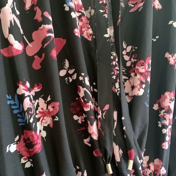 Floral romper with long sleeves and v neckline - Picture 5 of 8